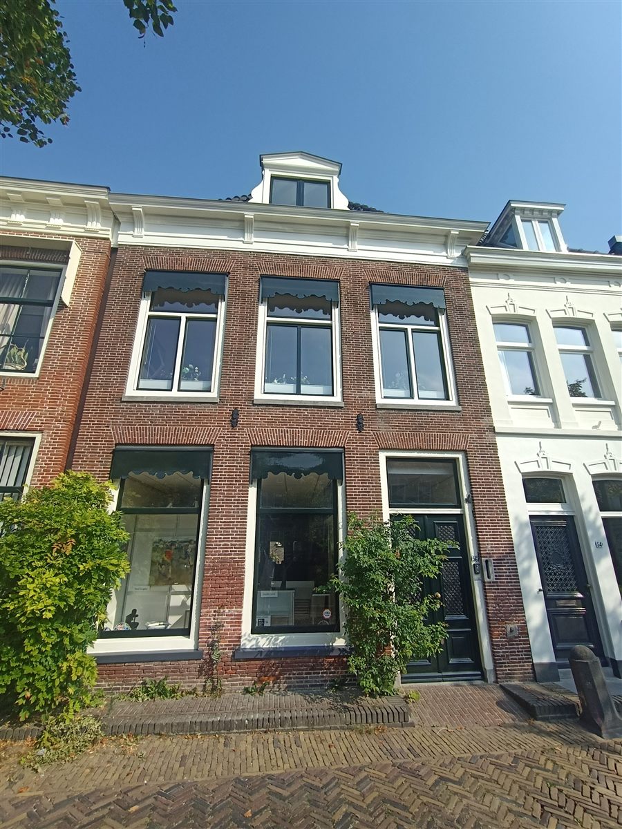 Monumentaal herenhuis Alkmaar met wit geschilderde kozijnen en gevel