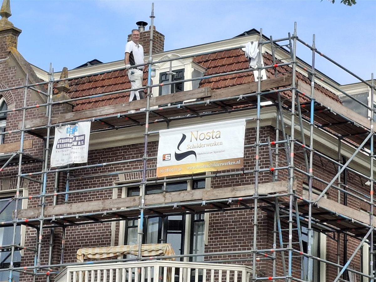 Nosta Schilderwerken aan het werk op steiger bij groot pand
