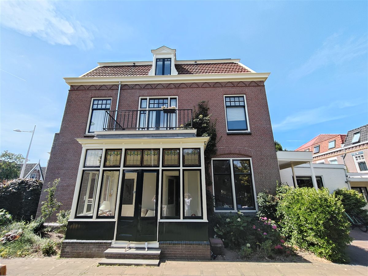 Statig herenhuis met witte kozijnen en serre in Alkmaar