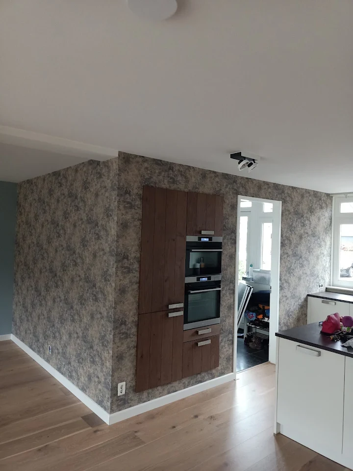 Keuken met grijs structuurbehang