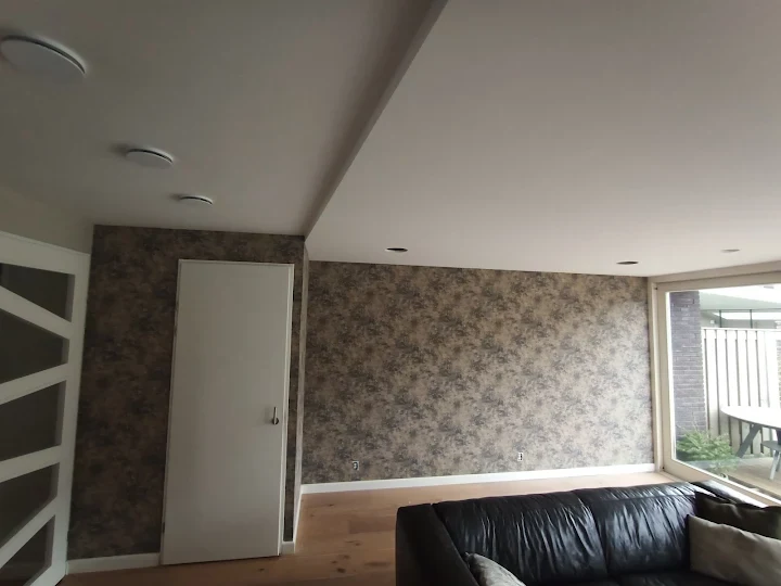 Woonkamer met grijs bloemmotief behang